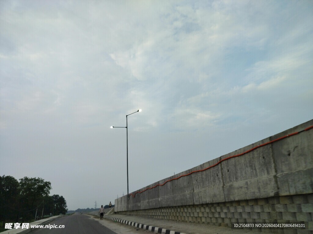 公路旁的高耸路灯与围墙