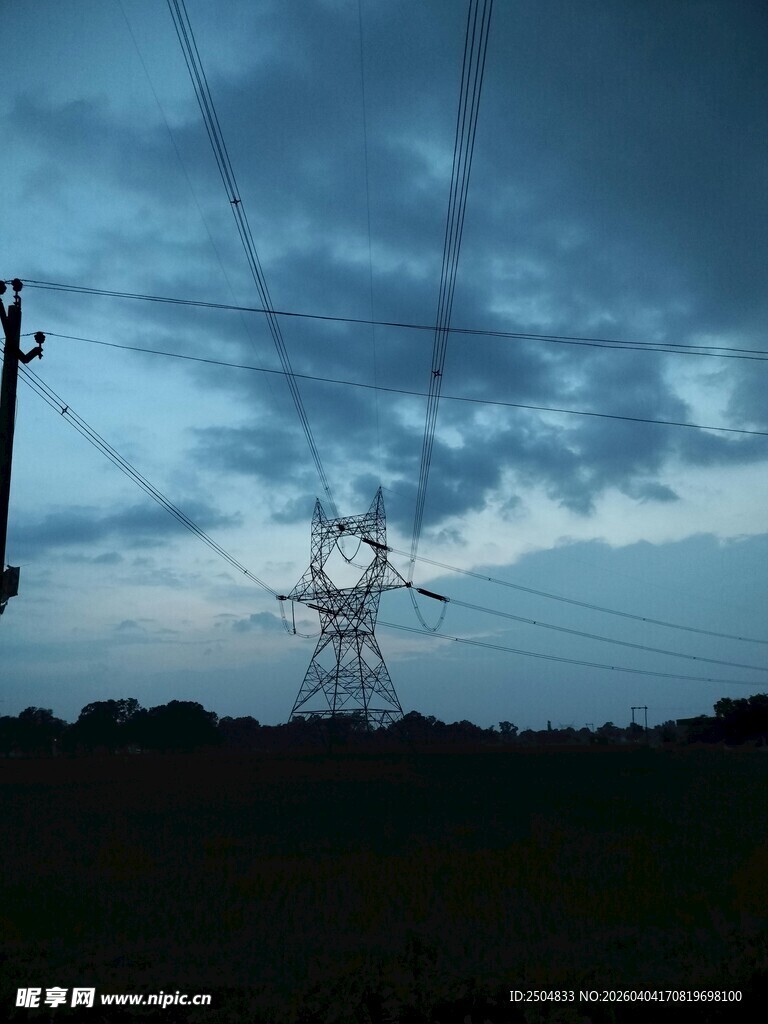 黄昏下的高压输电塔