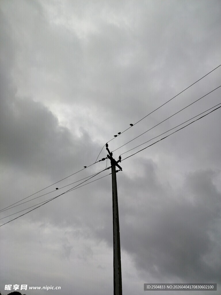 乌云下的电线杆与电线