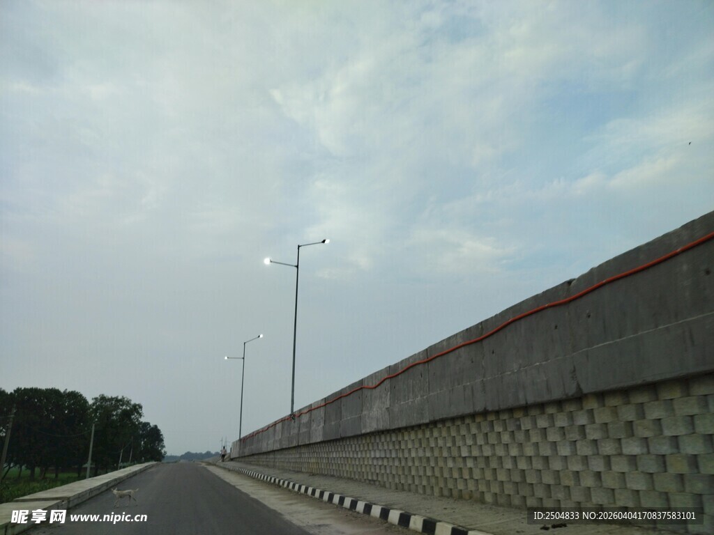 公路旁的长墙与天空景色