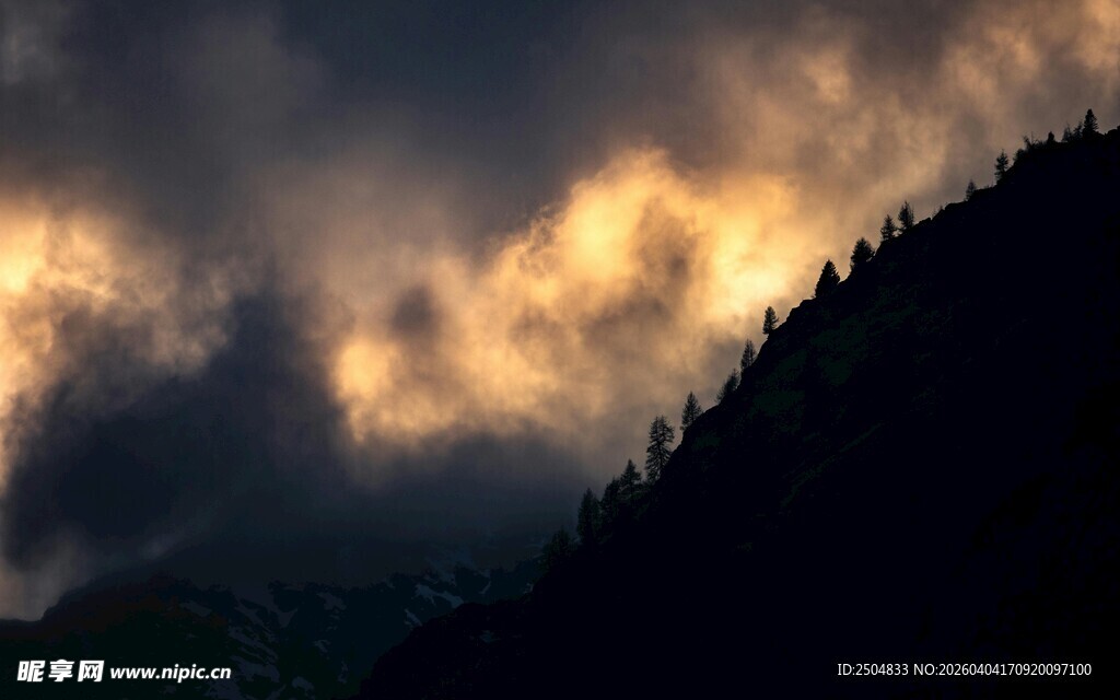 山间黄昏云雾缭绕美景