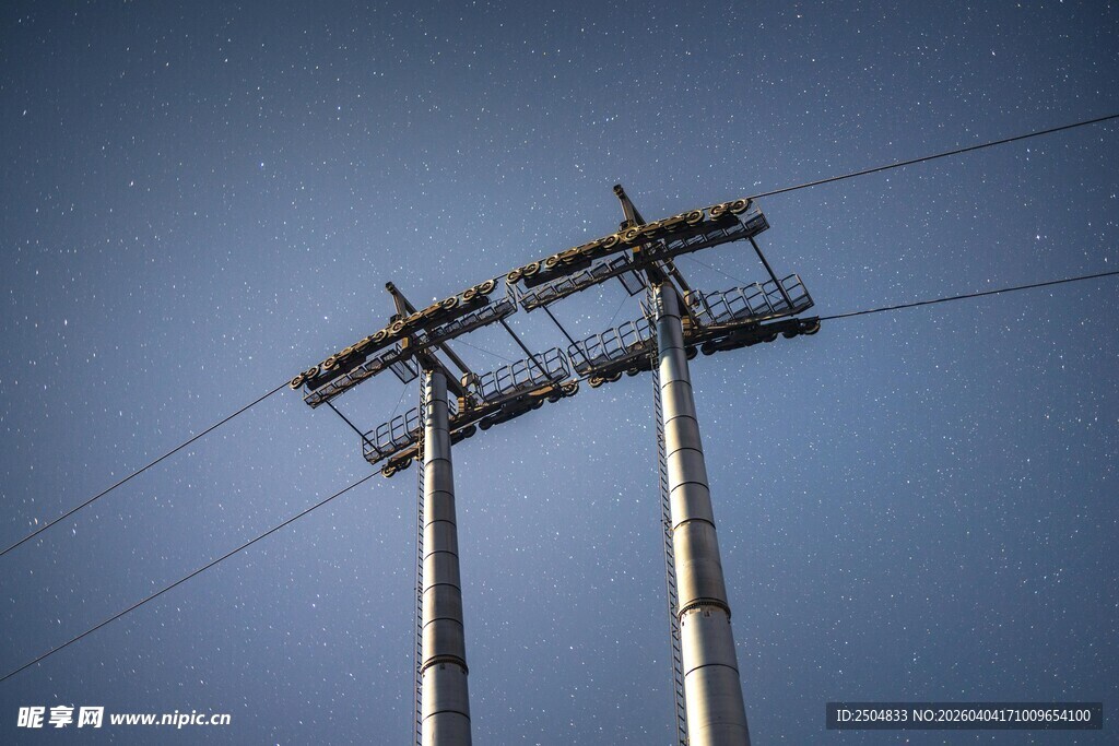 高压电塔 蓝天背景下的电力设施