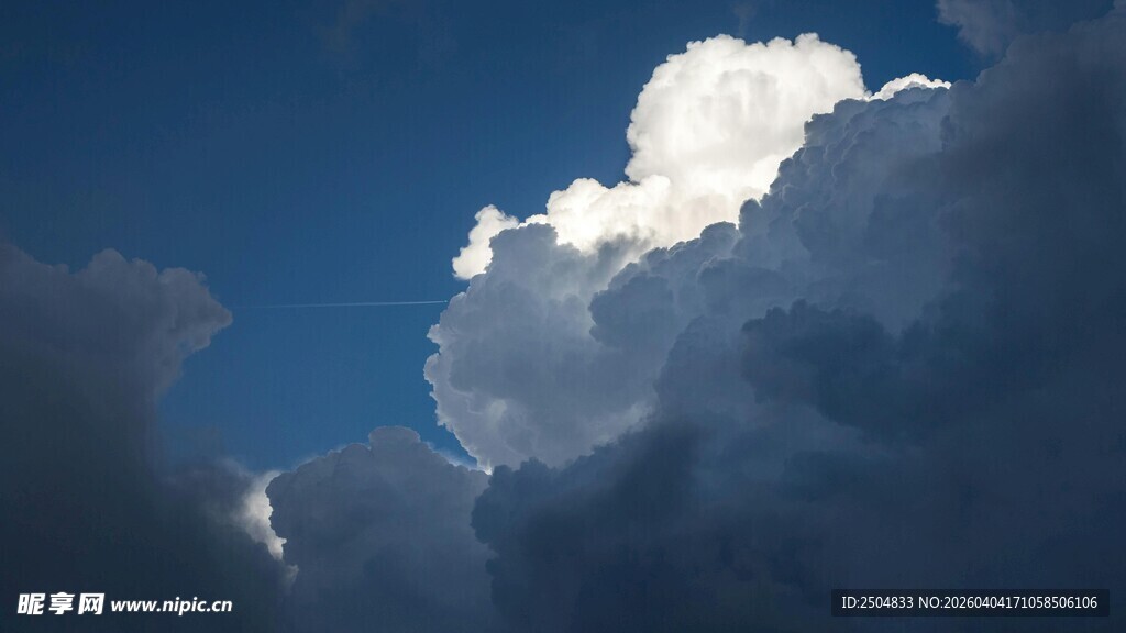 蓝天中壮丽的积雨云