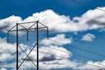 蓝天白云下的高压输电塔