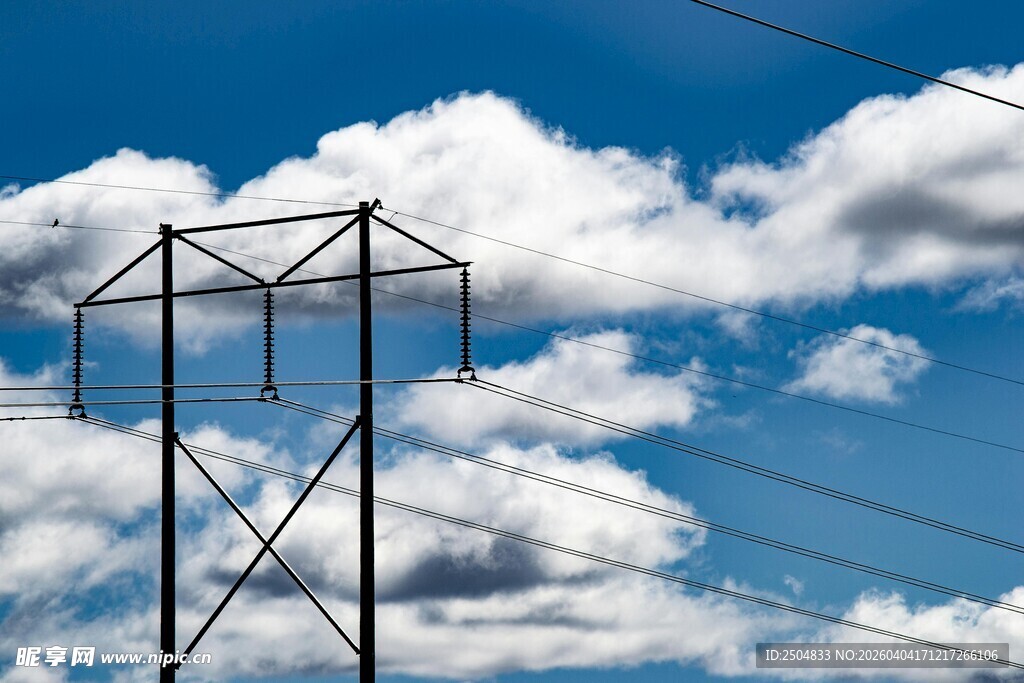 蓝天白云下的高压输电塔