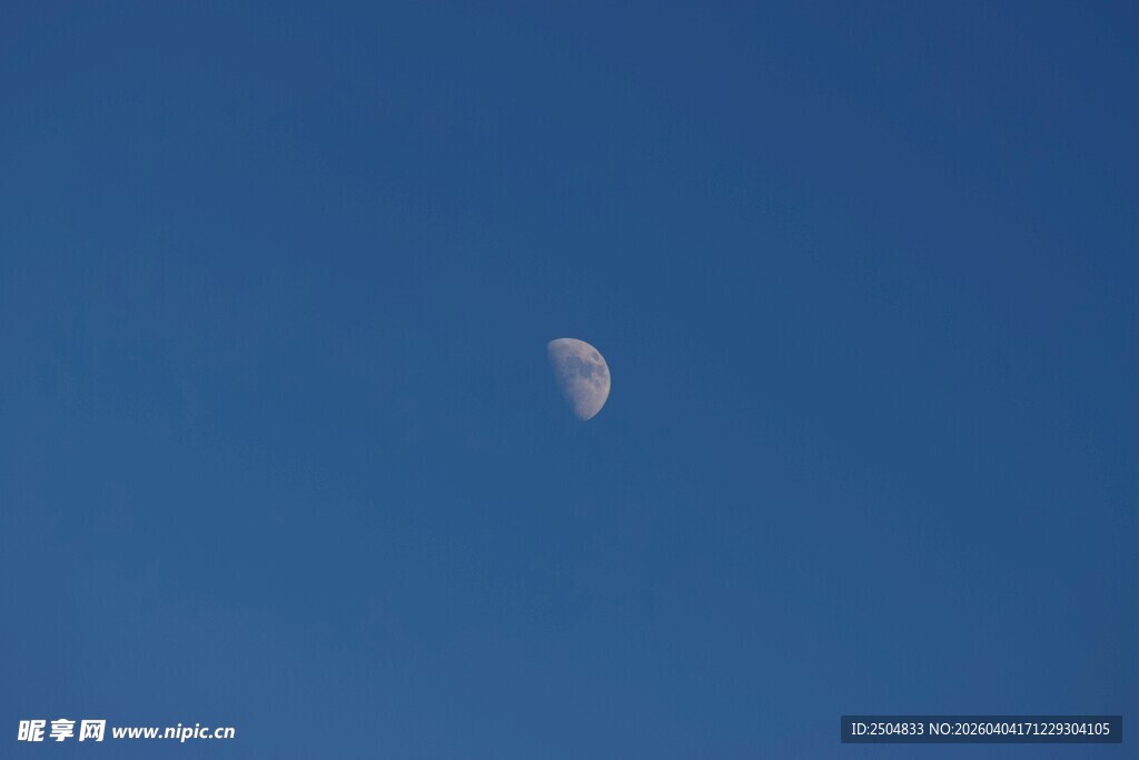 蓝天下的一弯新月