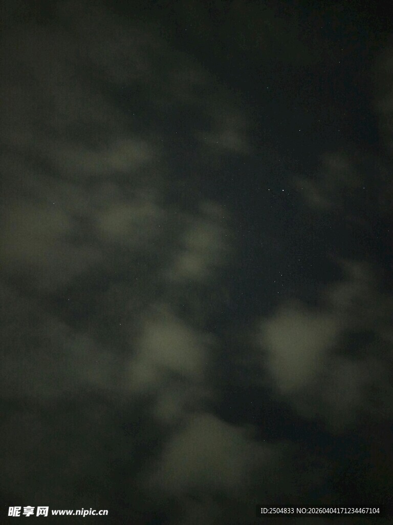 夜空下的云层