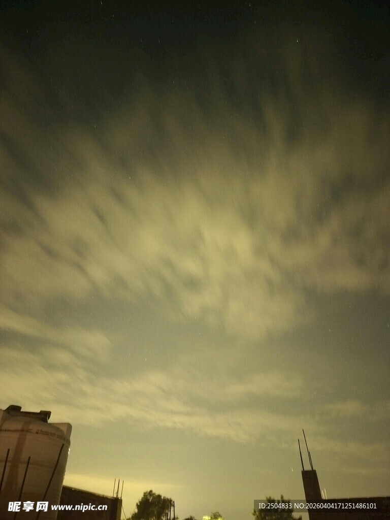 黄昏下城市上空的绚丽云彩