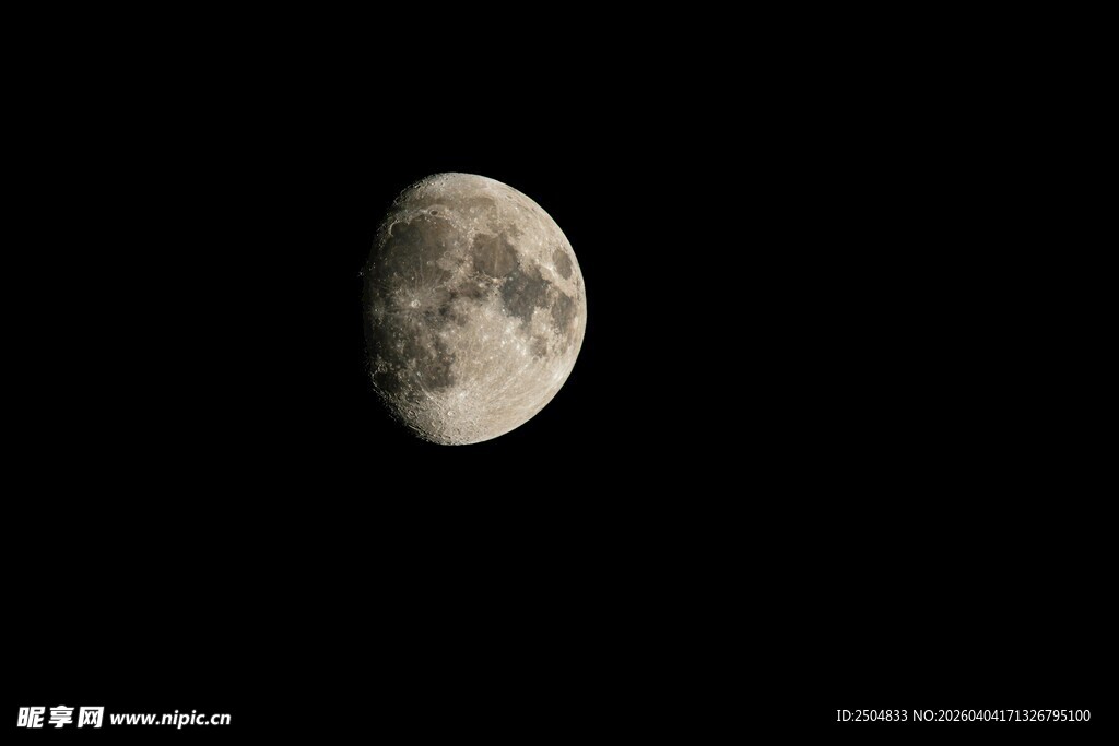 夜空中的半轮明月