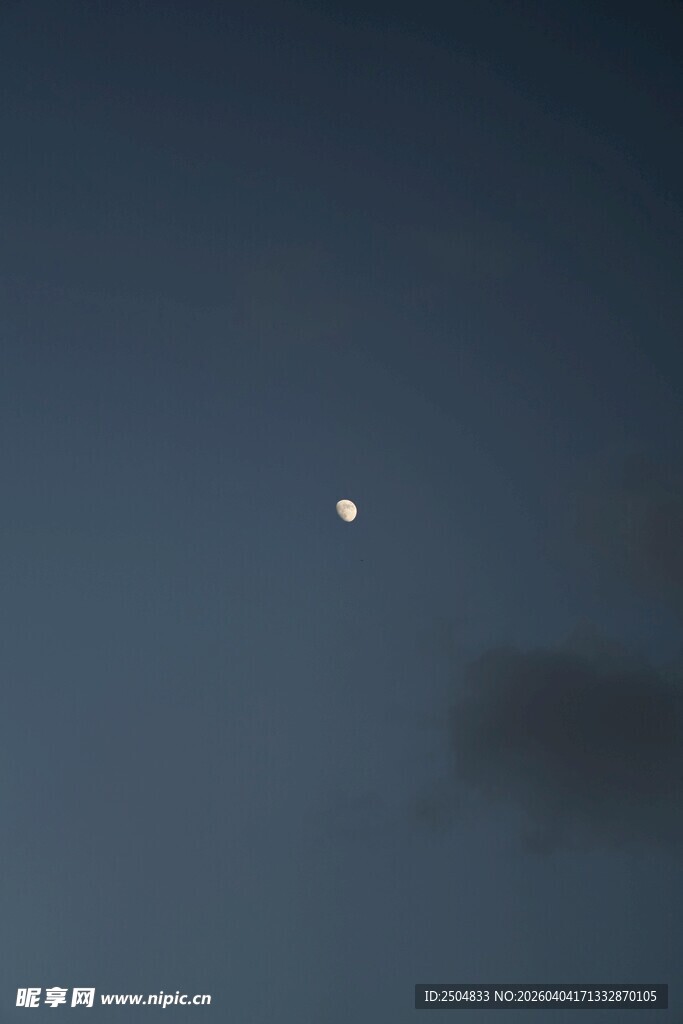 夜空下的月亮与云朵