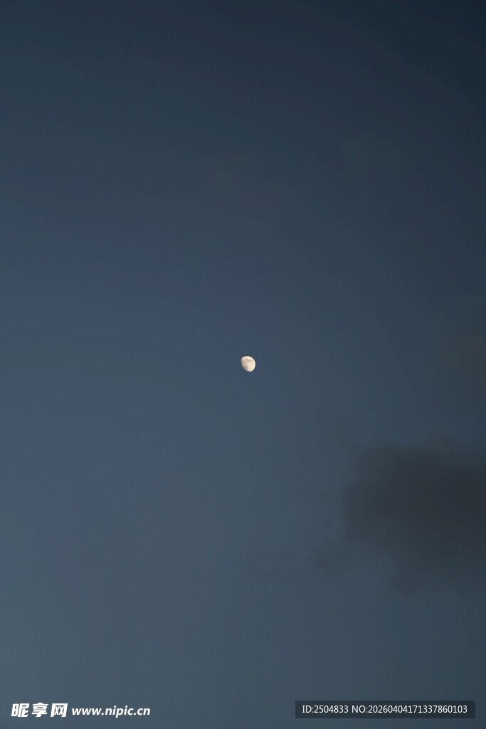 夜空中的孤月