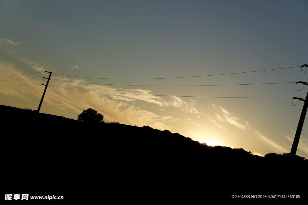 黄昏下的电线与朦胧天色