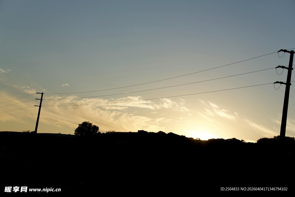 黄昏下的电线与天空剪影