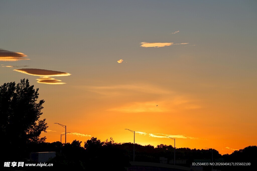 夕阳西下的天际美景