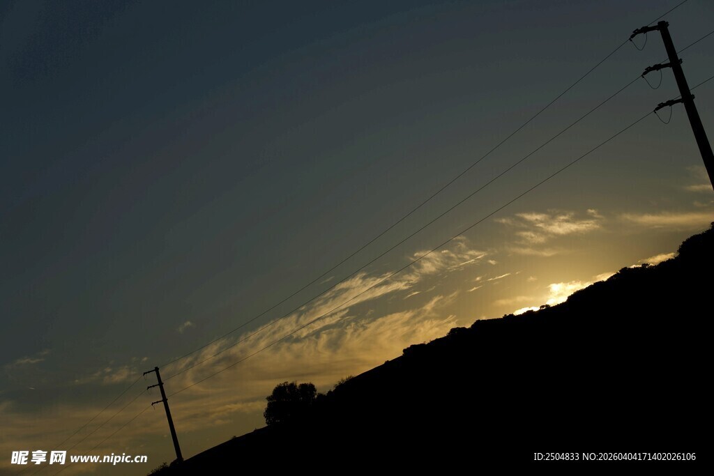 夕阳下的电线杆剪影