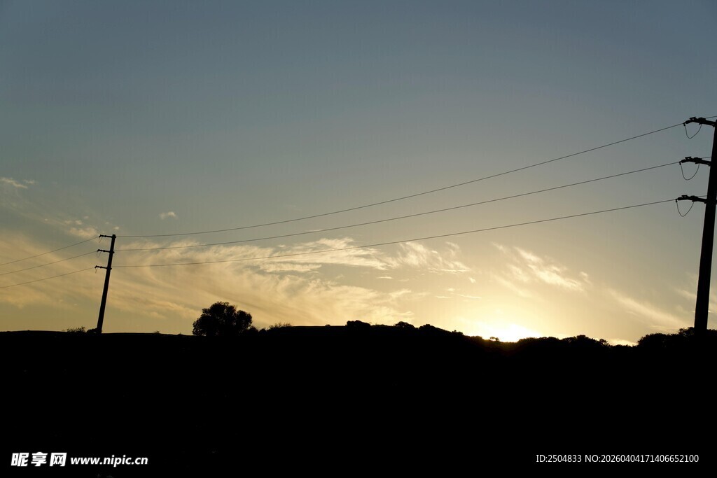 黄昏下的电线杆与天空