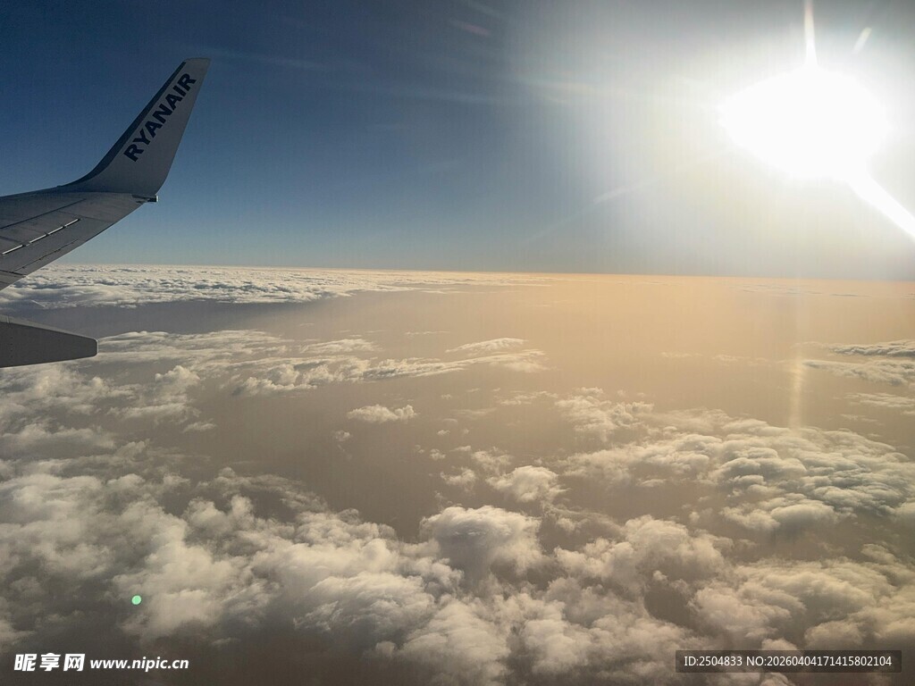 云端之上的飞机壮丽景象