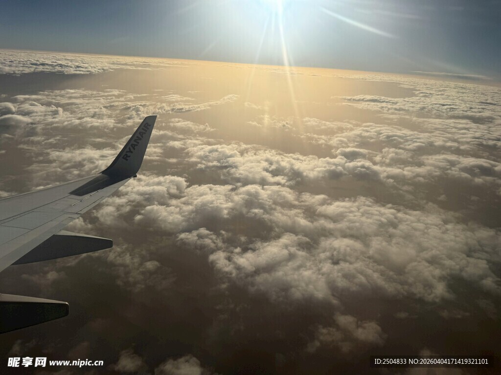 云端之上的飞机美景