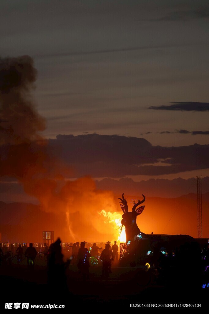 篝火晚会中的欢乐舞者