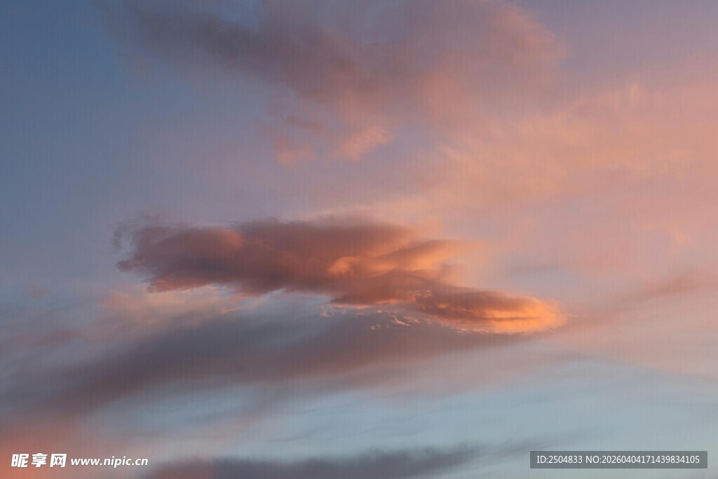 梦幻晚霞中的独特云朵