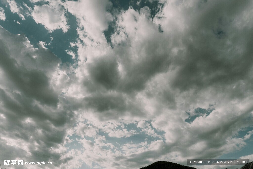 天空中厚重云层景象