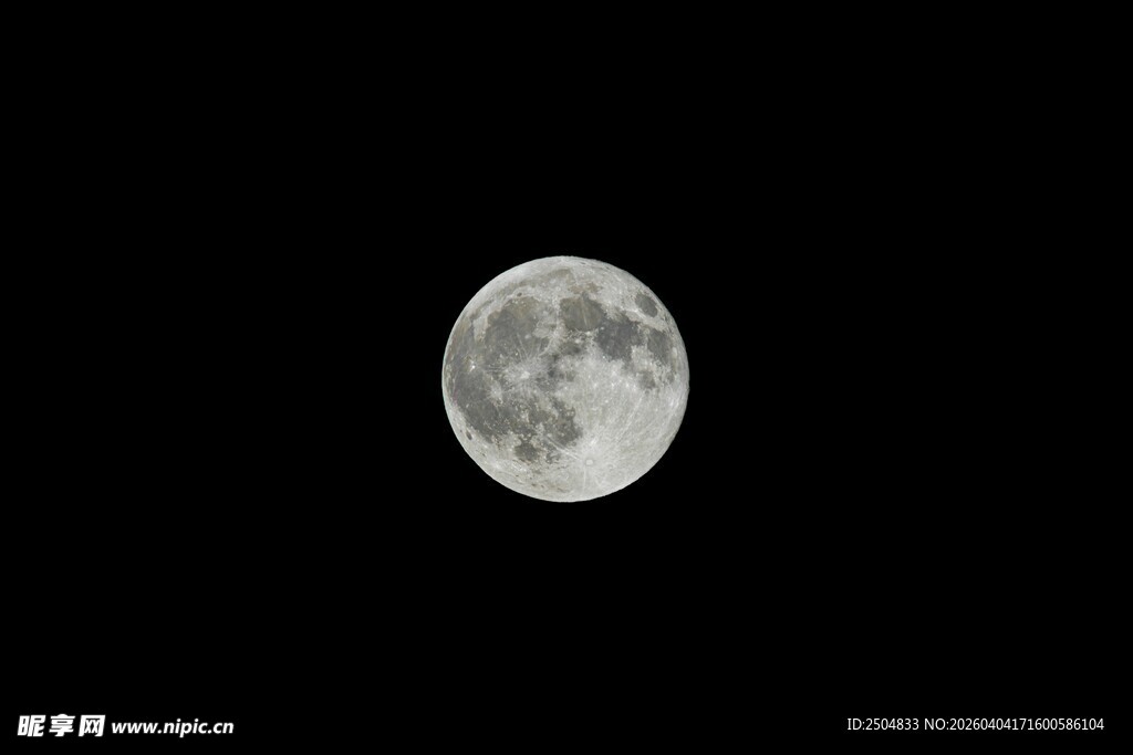 夜空中的明亮满月
