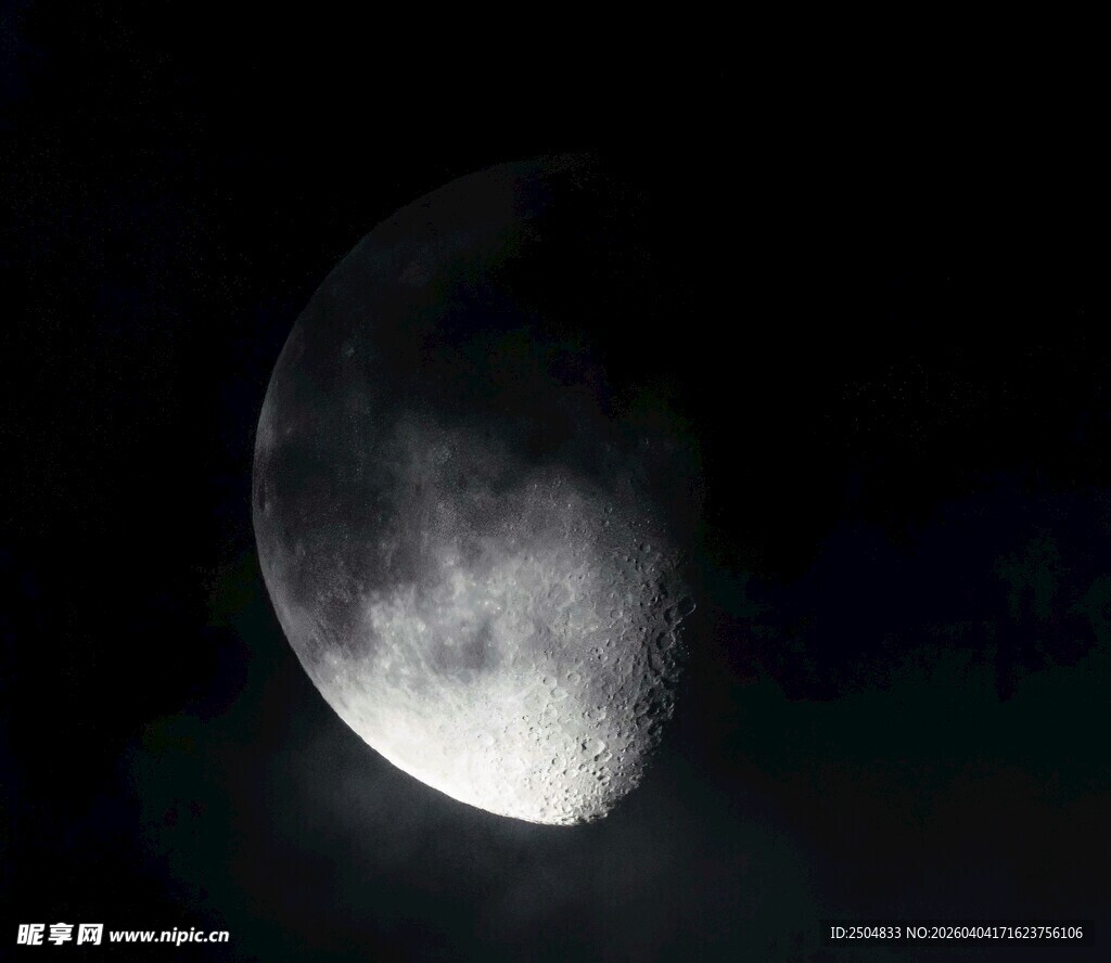 夜空中的朦胧新月