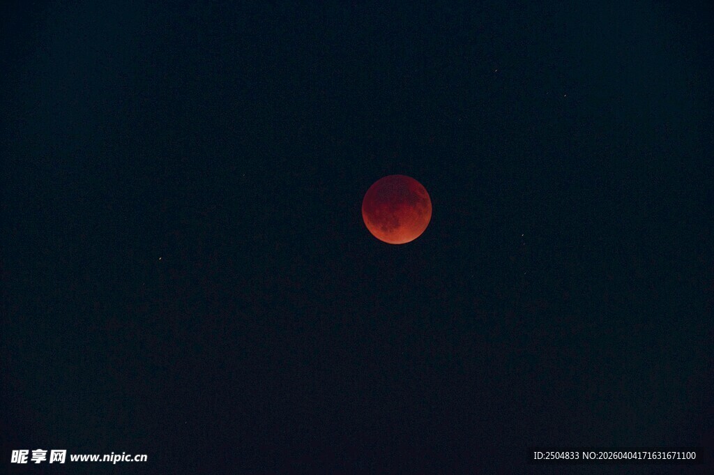 夜空中的红月奇观