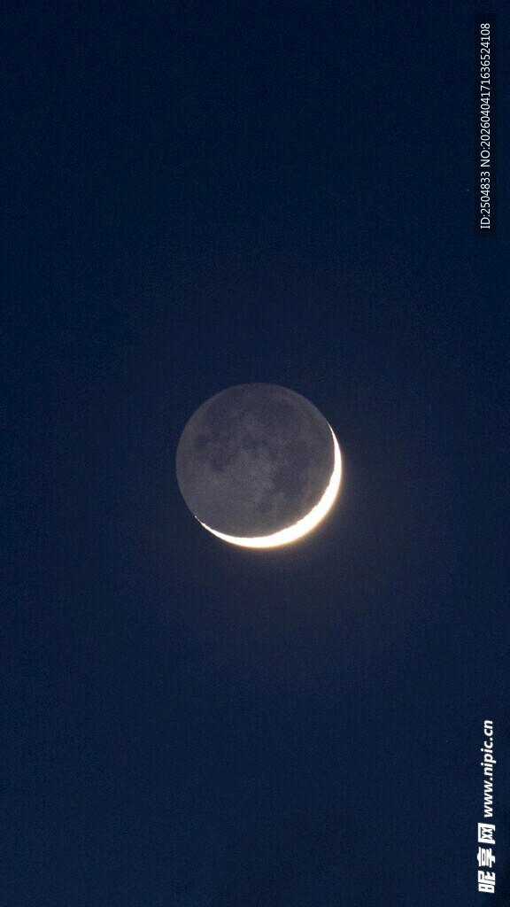 夜空中的弯弯新月