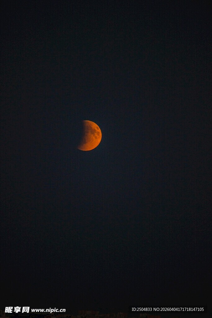 夜空中的橙红色弯月