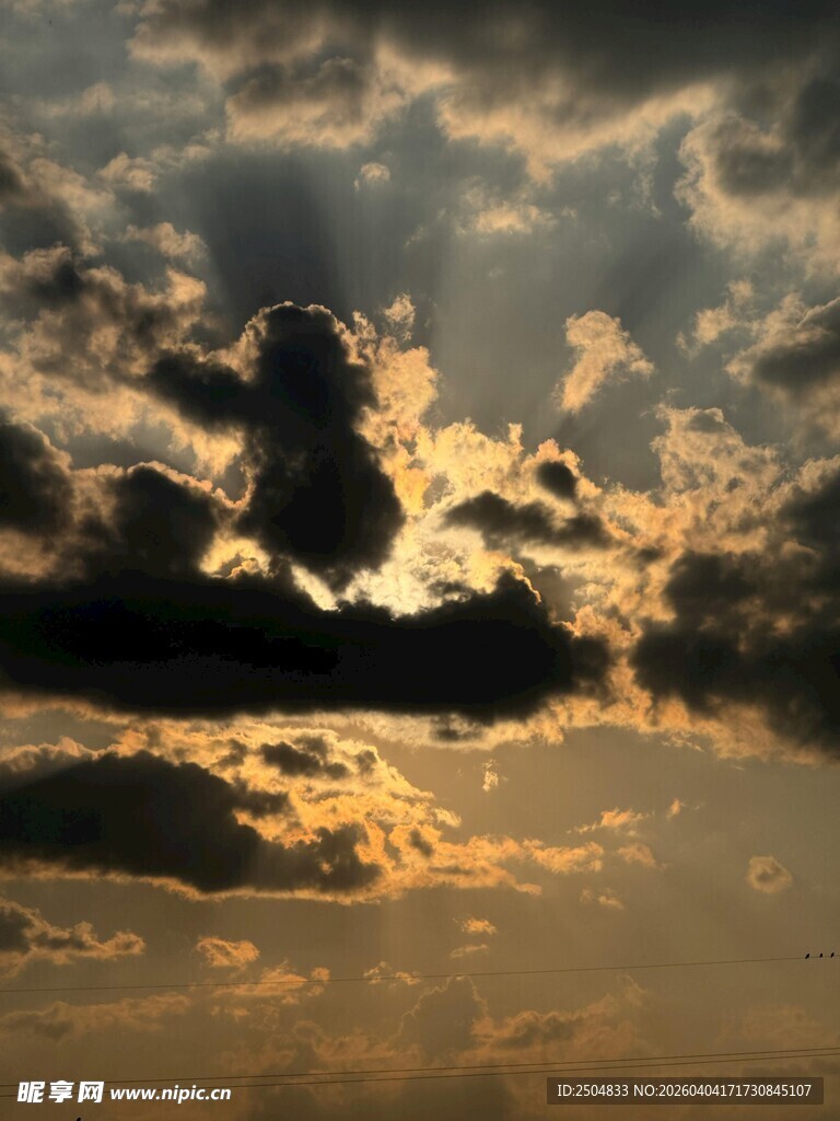 夕阳下的壮丽云层景观