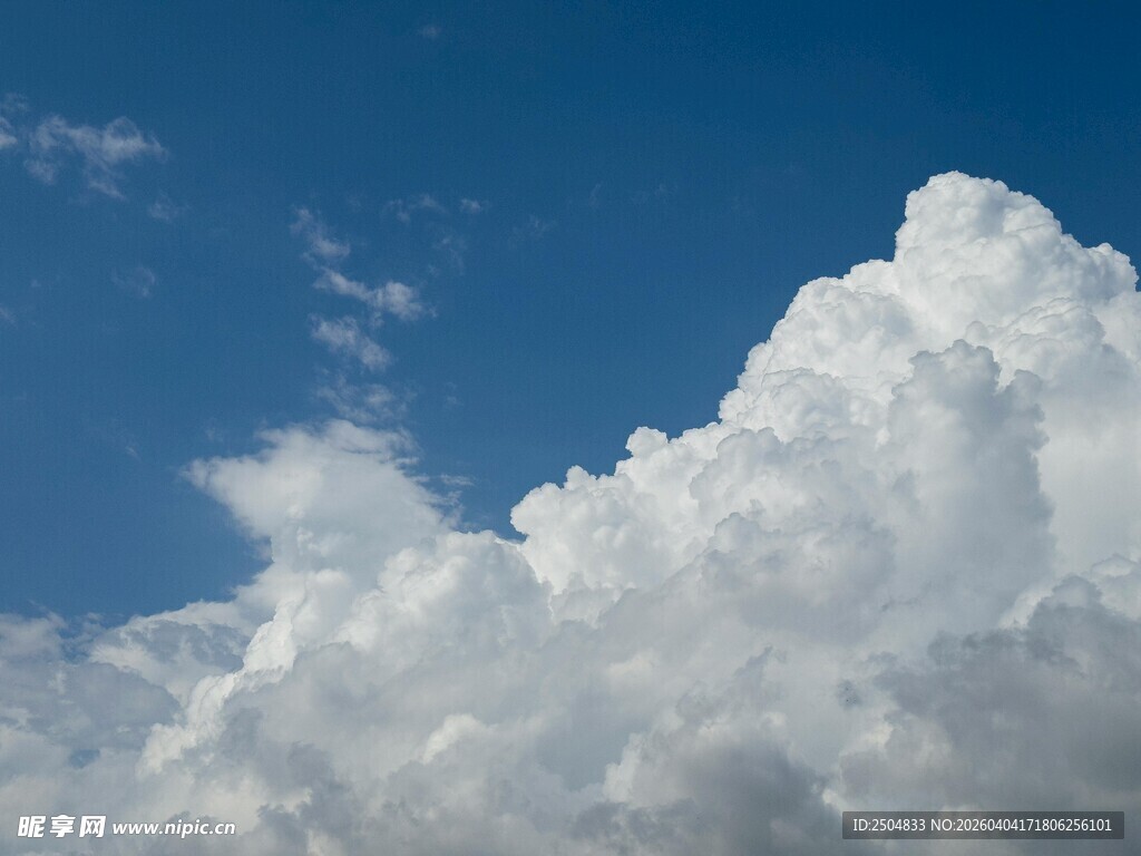蓝天中的蓬松白云