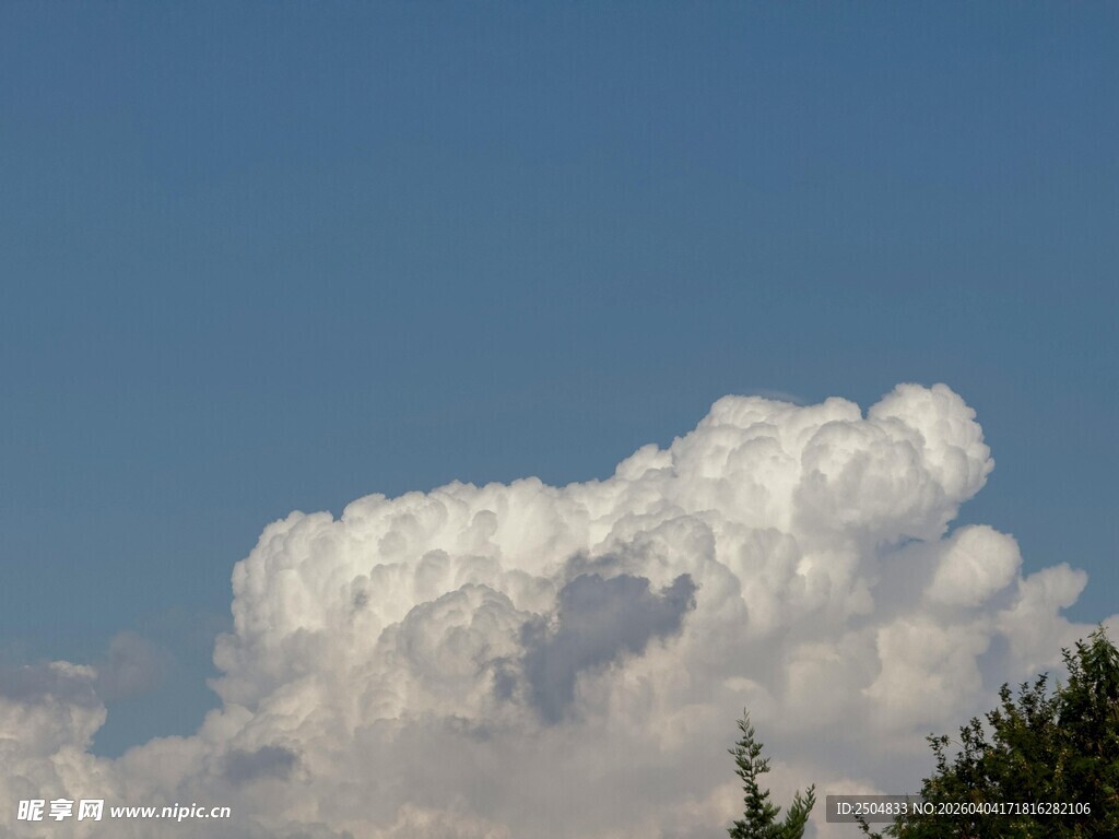 蓝天之下的蓬松云朵