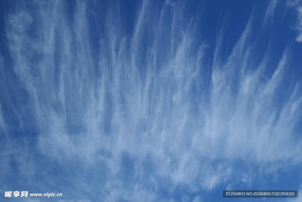 蓝天下的丝状云彩
