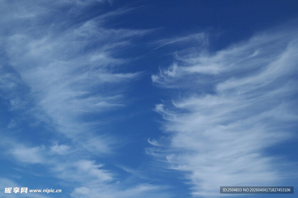 蓝天飘絮状白云