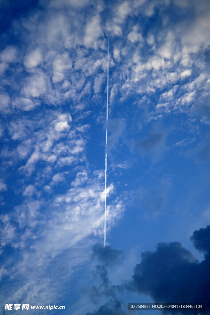 蓝天中闪耀的流星轨迹