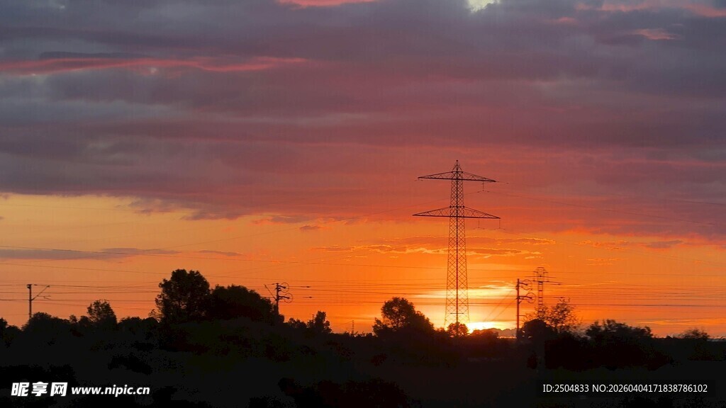 夕阳下的输电塔景观