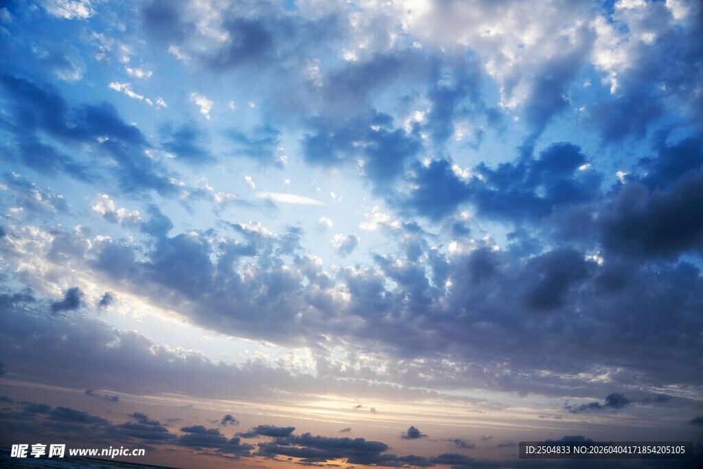 梦幻天空下的绚丽云彩