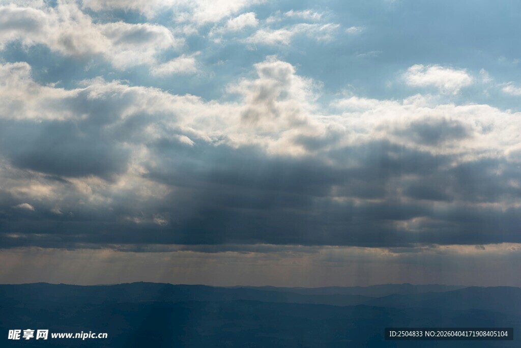 海上天空的壮美云层景观