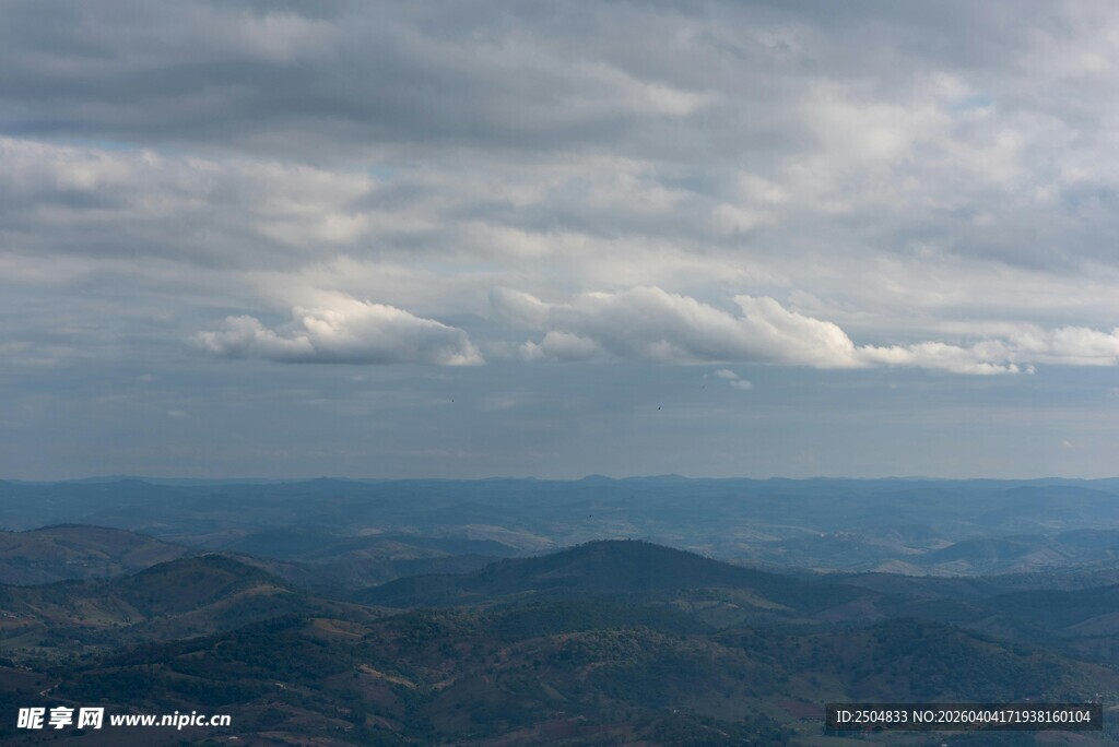 山峦之上的多云天空