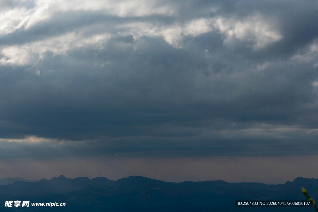 乌云笼罩下的山峦
