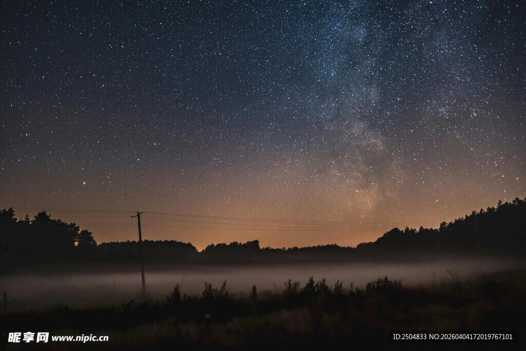 夜幕下的星空与朦胧田野