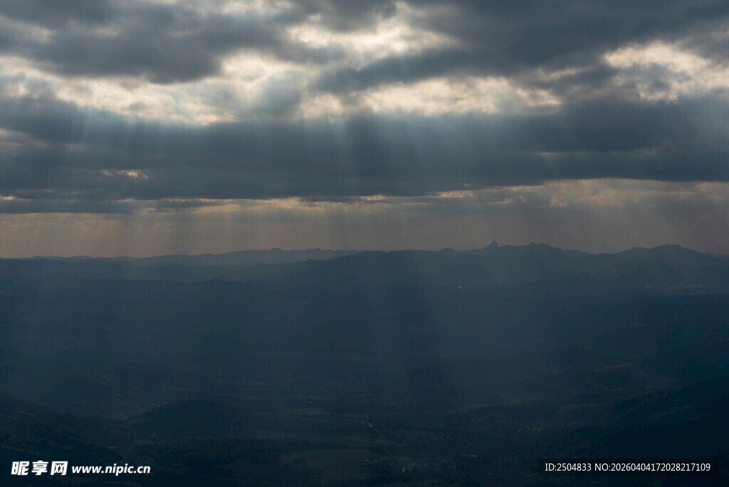 穿透云层的壮丽光束景观