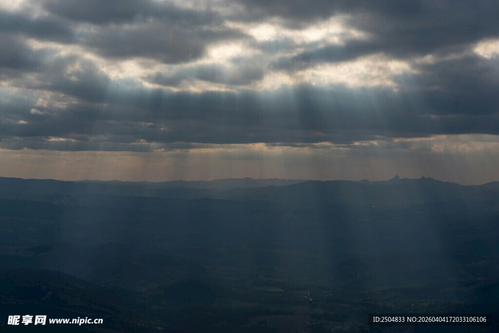 穿透云层的光束景观