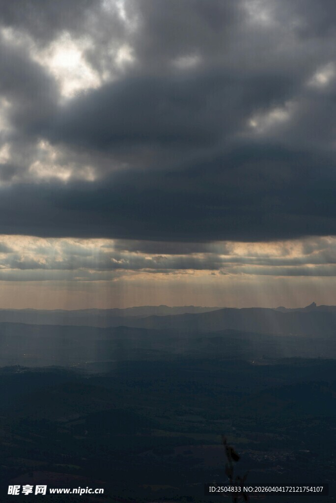 乌云下的壮阔自然景观