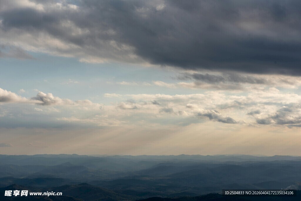 穿透云层的壮丽光束
