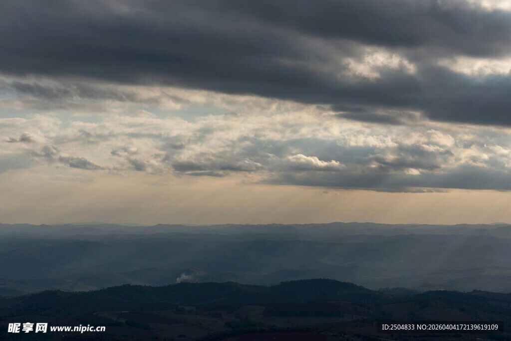 山间云海 天色变幻之景