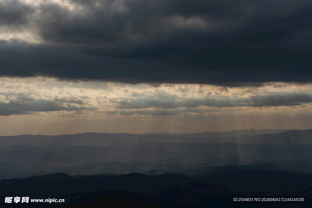 乌云下的壮丽光线景观