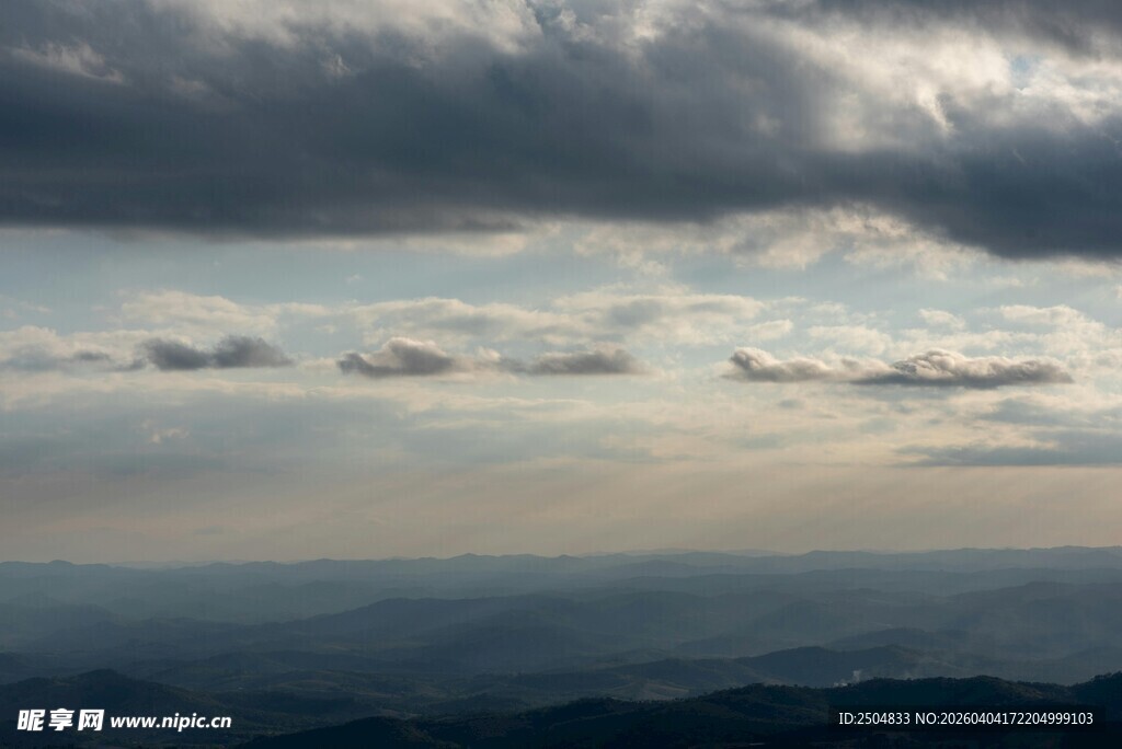 山间云海 天光云影交织