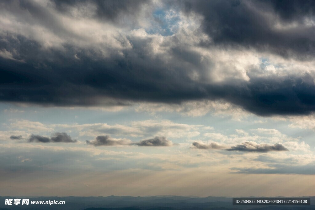 海上乌云密布的壮丽景象